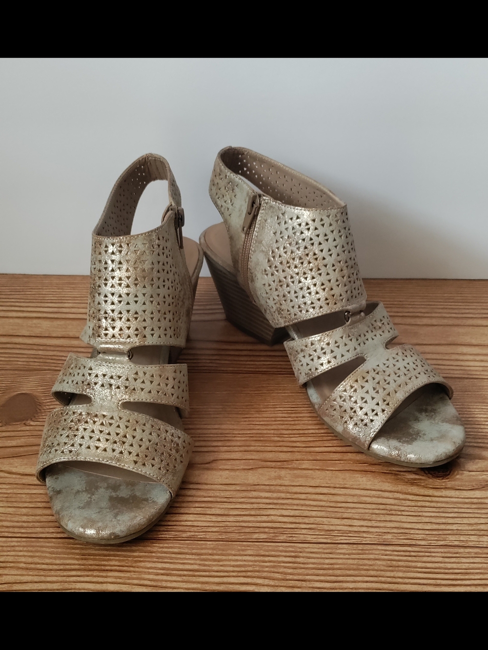 SOUL Naturalizer Metallic Gold Perforated Sandals-Size 9.5M